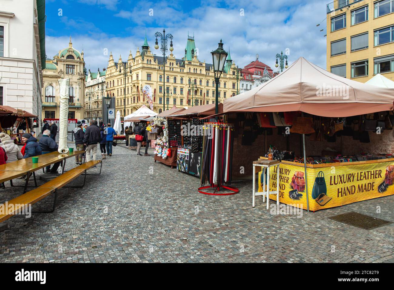 Prague, République Tchèque - 29 mars 2018 : marché artisanal et artisanal avec nourriture et souvenirs près du centre commercial Palladium de Prague, République Tchèque, Banque D'Images