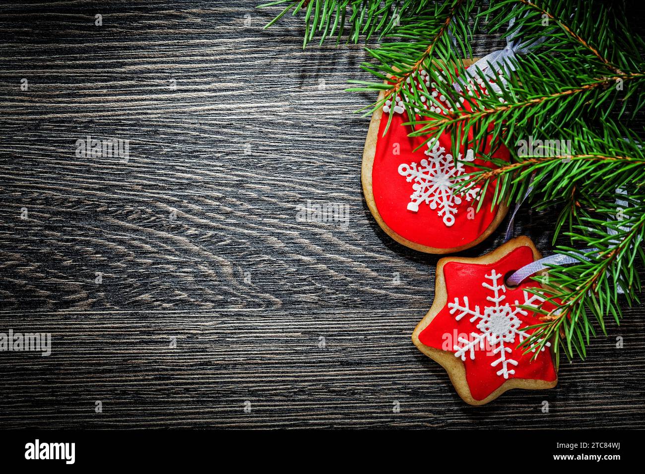Biscuit de Noël de branche d'arbre de pin sur planche de bois Banque D'Images