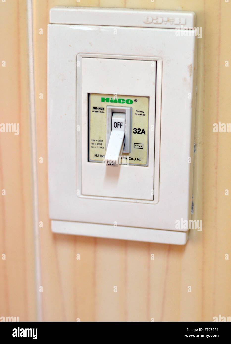 Giza, Egypte, décembre 1 2023 : disjoncteur de sécurité Haco 32 A, conçu pour une installation facile, une excellente résistance aux chocs, une protection contre le surcurre Banque D'Images