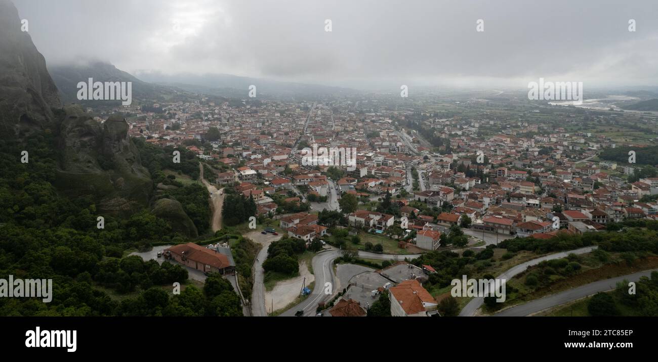 Vue aérienne de la ville de Kalabaka près des célèbres monastères Meteora falaises rocheuses. Grèce monuments, Grèce Europe Banque D'Images