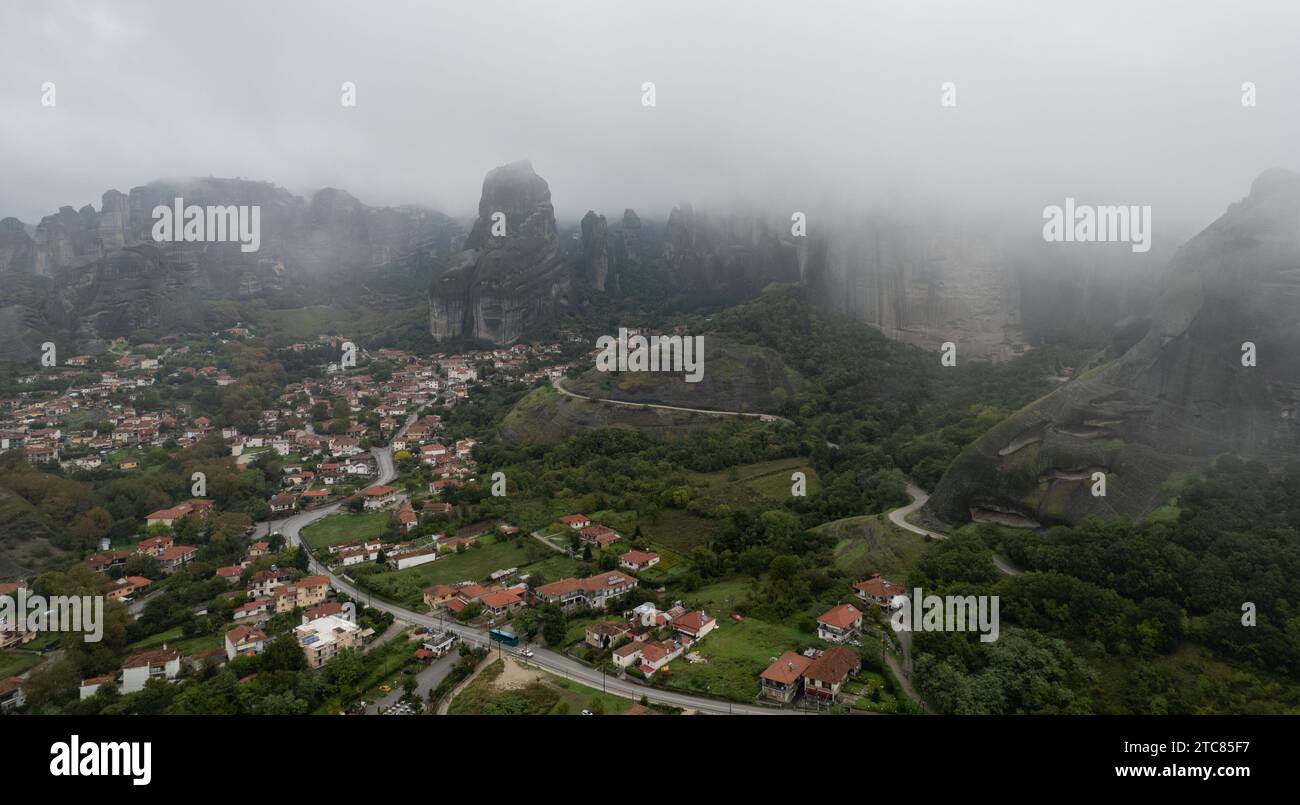 Vue aérienne de la ville de Kalabaka près des célèbres monastères Meteora falaises rocheuses. Grèce monuments, Grèce Europe Banque D'Images