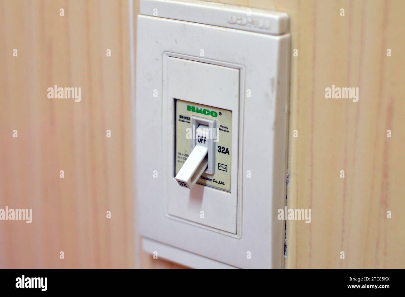 Giza, Egypte, décembre 1 2023 : disjoncteur de sécurité Haco 32 A, conçu pour une installation facile, une excellente résistance aux chocs, une protection contre le surcurre Banque D'Images