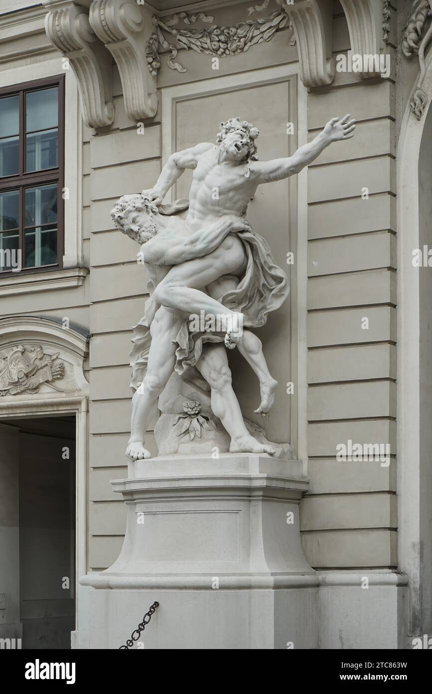 Statue d'Héraclès combattant Antaeus à la Hofburg à Vienne Banque D'Images