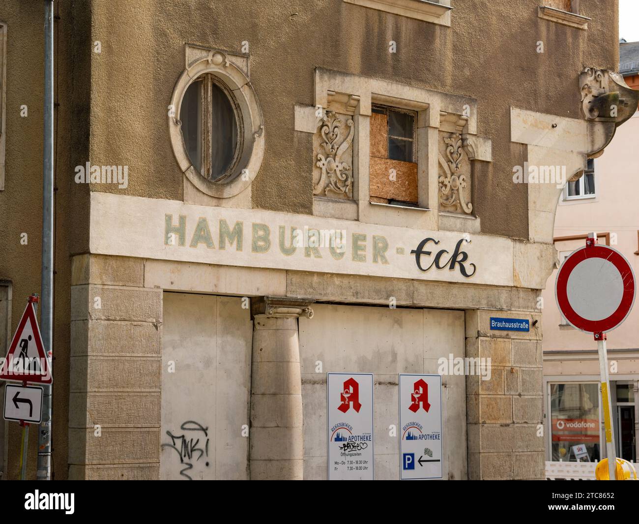 Panneau Hamburger-Eck dans le bâtiment Hamburger Hof de la ville. La maison abandonnée est une ruine dans la ville. L'état du bâtiment est mauvais. Banque D'Images