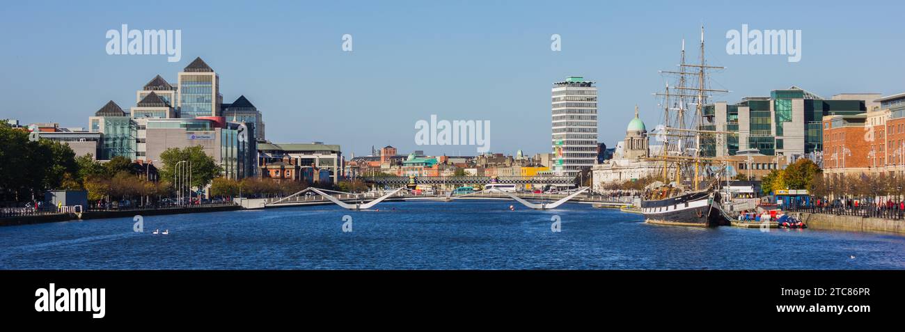 Une photo des deux bords de la rivière Liffey, à Dublin, prise d'un des ponts Banque D'Images