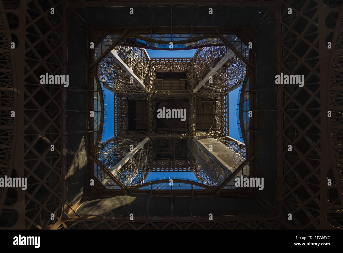 Une photo de la Tour Eiffel prise de dessous (Paris) Banque D'Images