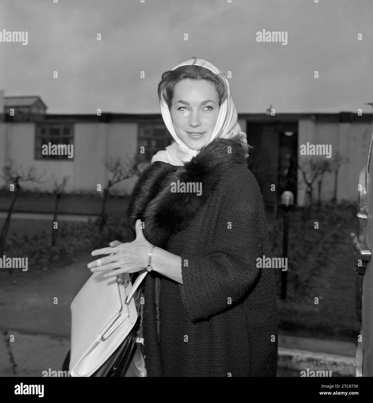 Photo de dossier datée du 29/01/61 de l'actrice Shirley Anne Field à l'aéroport d'Heathrow après un vol en provenance d'Argentine. L'actrice Shirley Anne Field, qui a joué dans The Entertainer et Alfie, est décédée à l'âge de 87 ans, a déclaré sa famille dans un communiqué. Date d'émission : lundi 11 décembre 2023. Banque D'Images