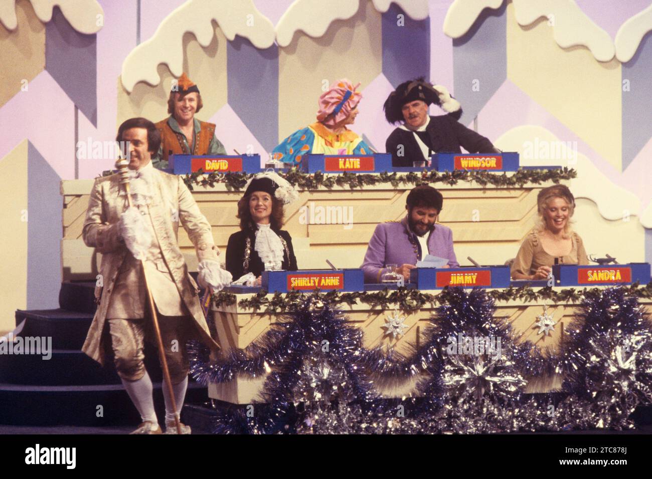 Photo de dossier datée du 01/11/80 de l'édition de Noël de Blankety Blank. L'animateur Terry Wogan avec des invités (de gauche à droite) David Hamilton, Katie Boyle et Windsor Davies, (de gauche à droite) Shirley Anne Field, Jimmy Tarbuck et Sandra Dickinson, pendant l'offre spéciale de Noël Blankety Blank. L'actrice Shirley Anne Field, qui a joué dans The Entertainer et Alfie, est décédée à l'âge de 87 ans, a déclaré sa famille dans un communiqué. Date d'émission : lundi 11 décembre 2023. Banque D'Images