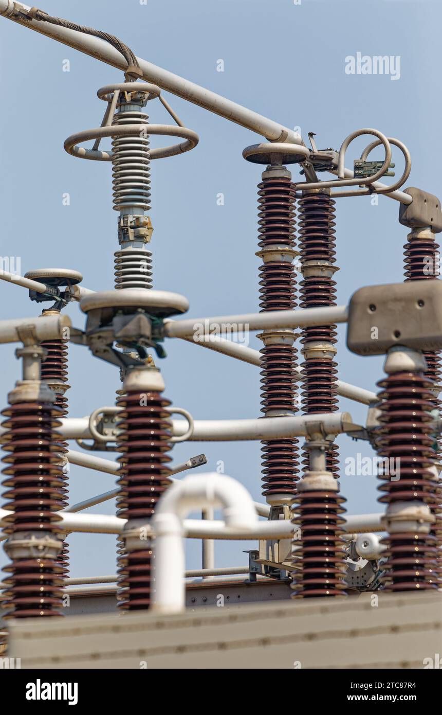 Des isolateurs massifs isolent les lignes refroidies à l’huile de 138 000 volts entrant dans le réseau électrique local de Brooklyn à la sous-station Farragut de con Edison. Banque D'Images