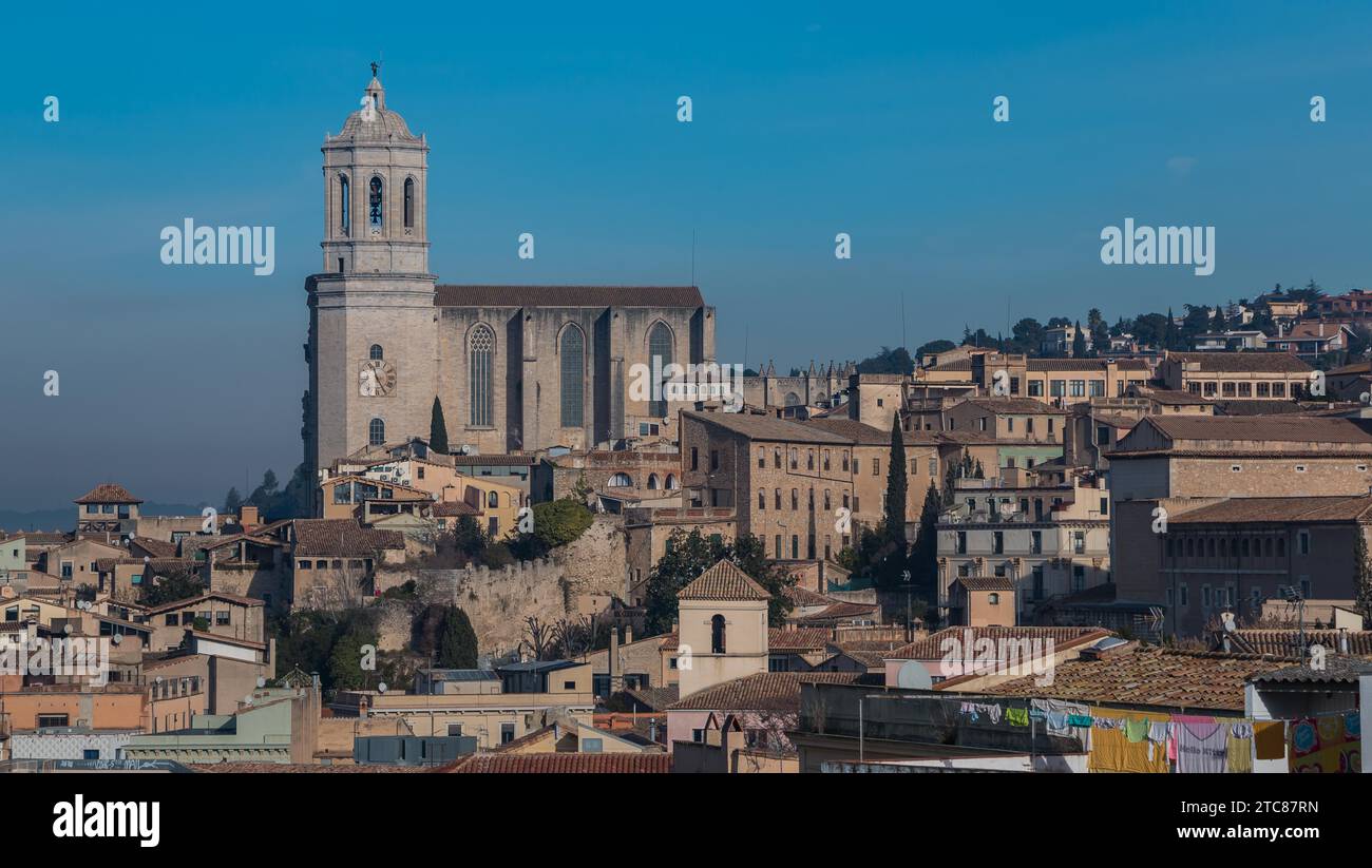 Une image de la cathédrale de Gérone vue des murs de la ville Banque D'Images