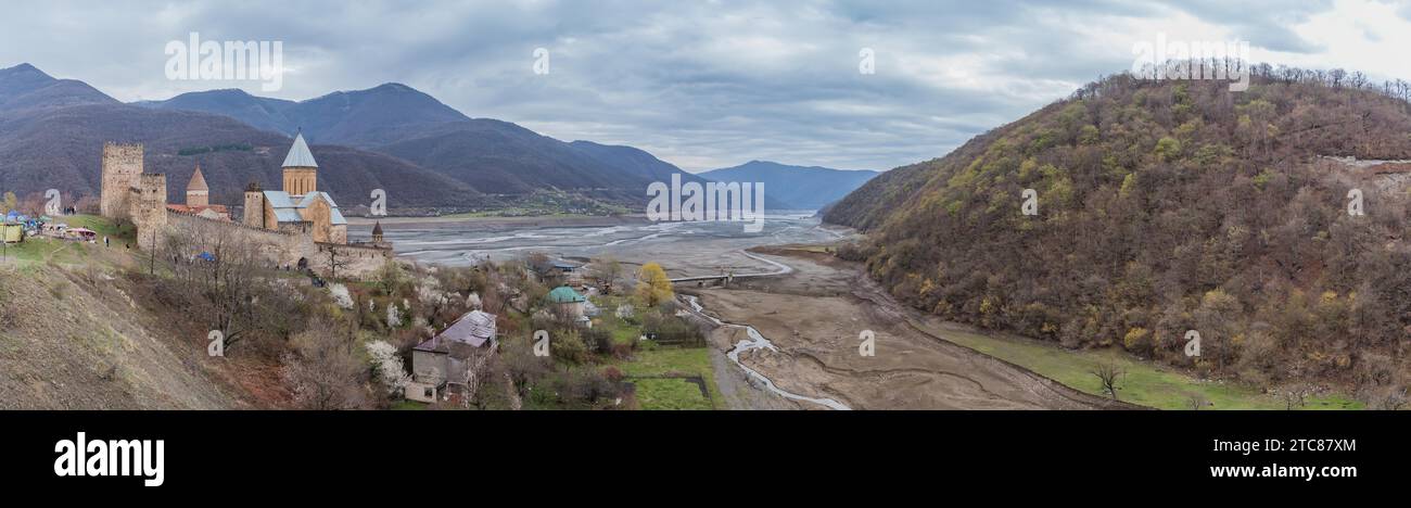 Une image panoramique du complexe de la forteresse Ananuri et du réservoir Zhinvali Banque D'Images