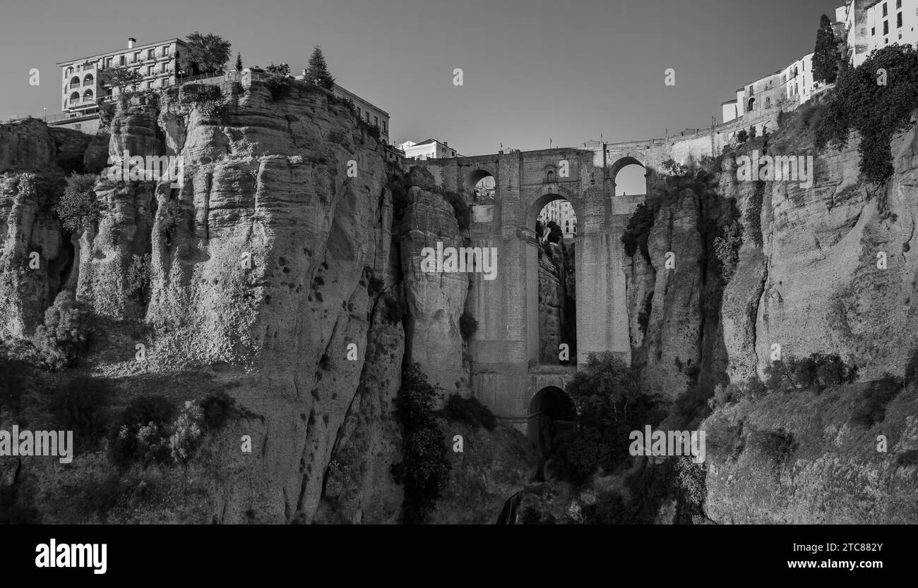 Une photo en noir et blanc des gorges d'El Tajo (Ronda) Banque D'Images