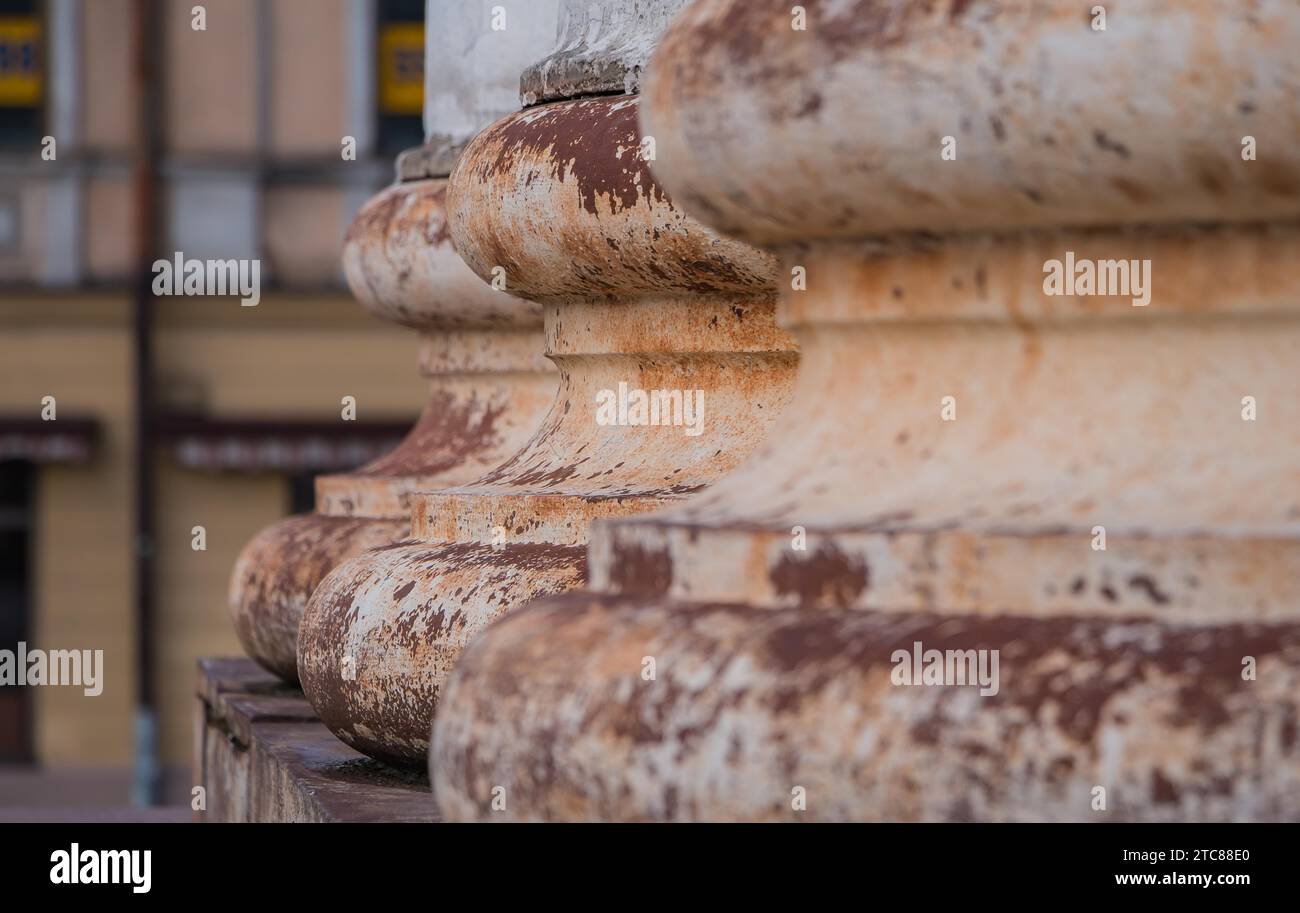 Une photo en gros plan des colonnes à l'extérieur du St. Église Michel l'Archange (Kaunas) Banque D'Images