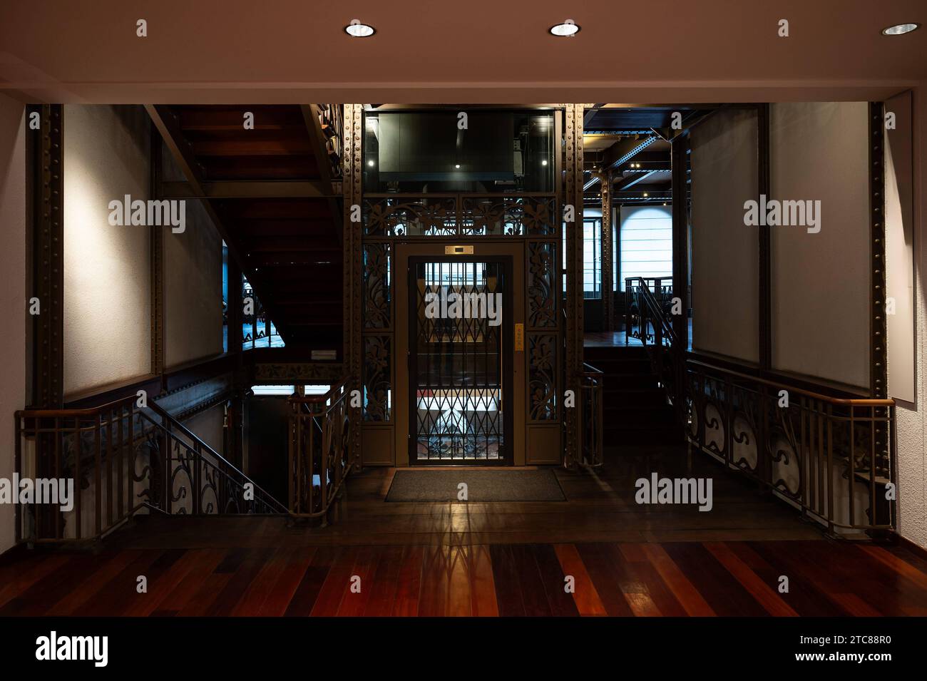 Vieille ville de Bruxelles, Belgique, 16 novembre 2023 - intérieur de style Art Nouveau d'un ascenseur métallique et d'un escalier dans le musée des instruments de musique crédit : Imago/Alamy Live News Banque D'Images