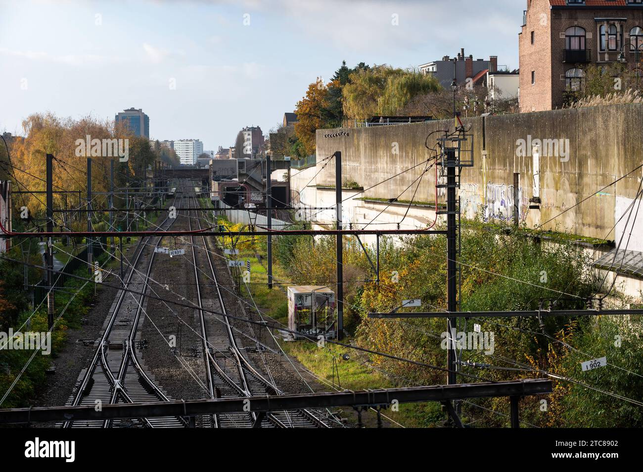 Laeken, région de Bruxelles-capitale, Belgique - 19 novembre 2023 - vue sur les voies ferrées, les arrière-cours et les façades du pont de Bockstael crédit : Imago/Alamy Live News Banque D'Images