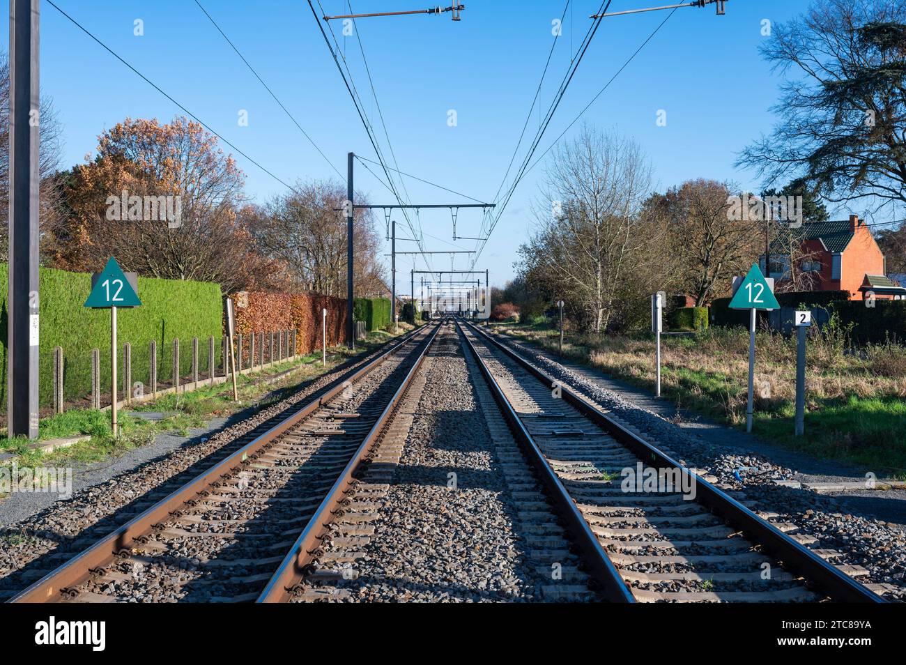Londerzeel, région flamande du Brabant, Belgique, 28 novembre 2023 - vue en perspective sur deux voies ferrées vides Credit : Imago/Alamy Live News Banque D'Images