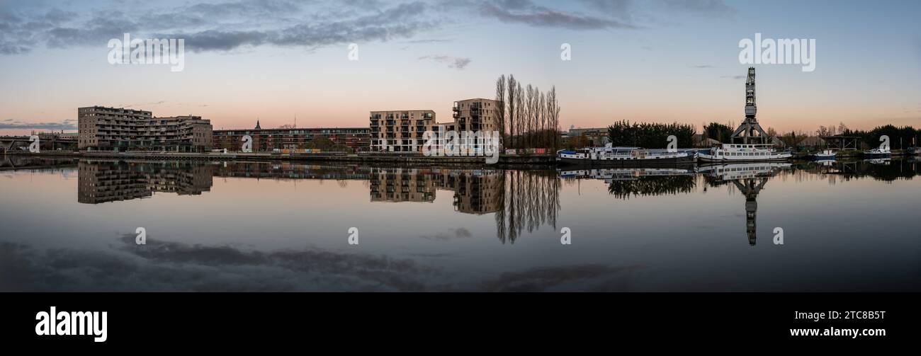 Vilvoorde, région du Brabant flamand, Belgique, 28 novembre 2023 - très grande vue panoramique sur la ligne d'horizon avec appartements au port crédit : Imago/Alamy Live News Banque D'Images