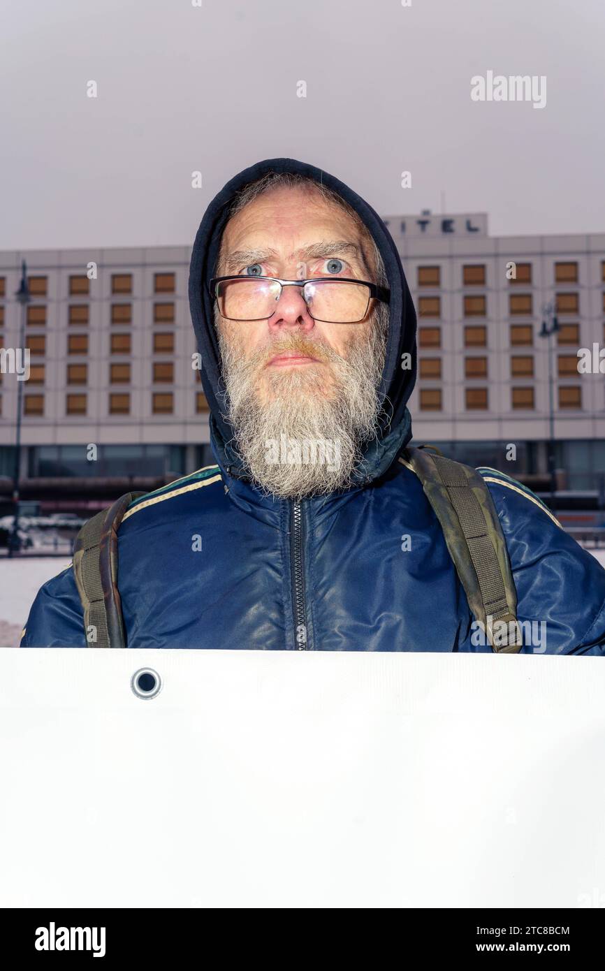 Wojtek Marchwicki militant de l'opposition de rue anti-PiS à Varsovie. Personne proteste régulièrement contre KaczyÅ ski et le mensonge de Smolensk, perturbant les événements mensuels avec LBO, la brigade d'opposition Volna. Il est également actif dans des manifestations pour la défense de la démocratie. Prise près du monument de Smolensk après démonstration. Varsovie Pologne Copyright : xMikolajxJaneczekx crédit : Imago/Alamy Live News Banque D'Images