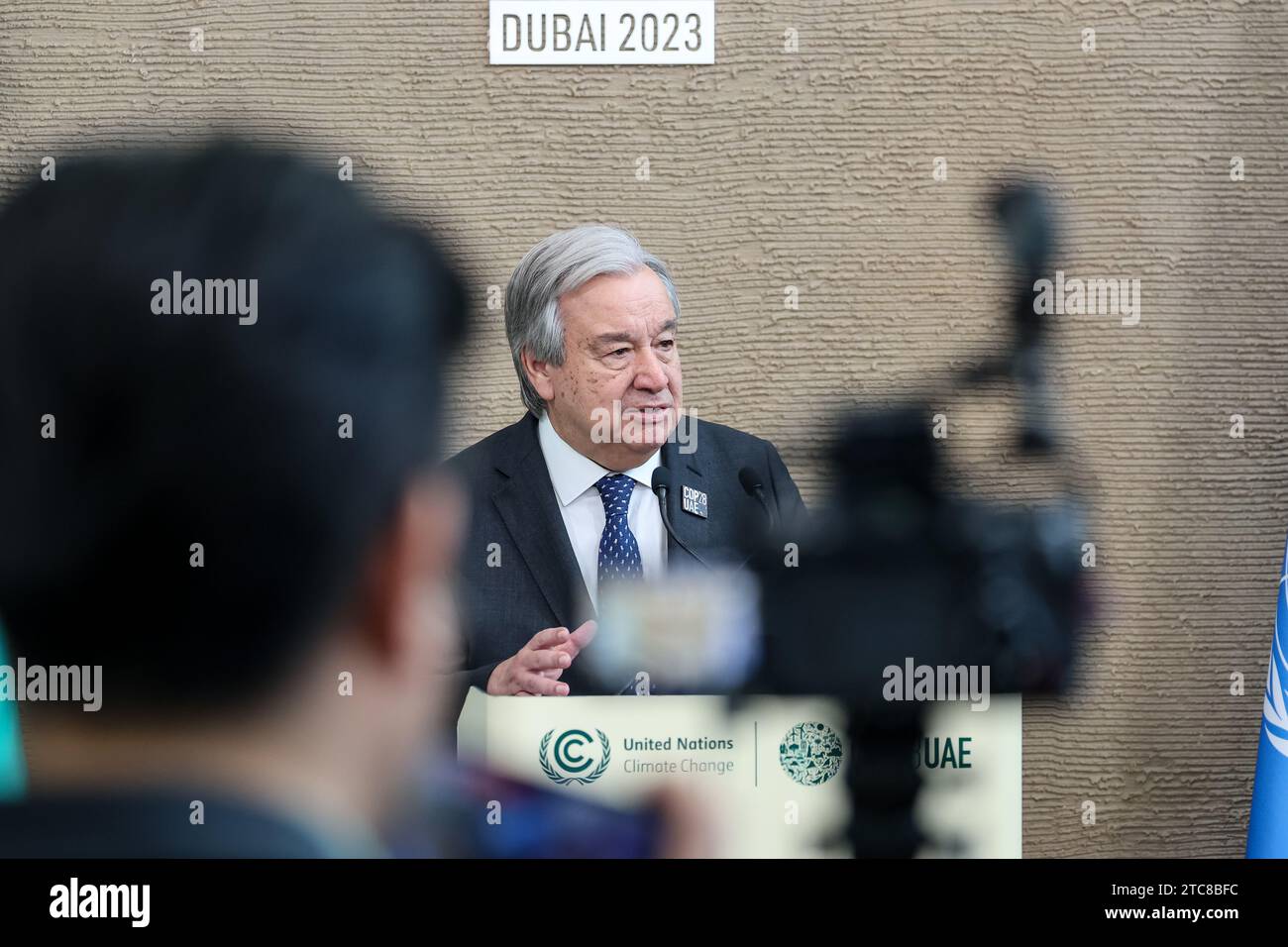 Le Secrétaire général de l’ONU, António Guterres, s’adresse aux médias lors d’une intervention lors de la COP28, Conférence des Nations Unies sur les changements climatiques, organisée par la CCNUCC au Dubai Exhibition Center, Émirats arabes Unis, le 11 décembre 2023. Banque D'Images