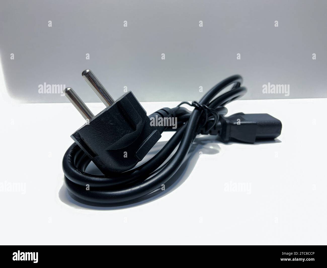 Les câbles d'alimentation PC et PSU sont noirs sur fond blanc isolés Banque D'Images
