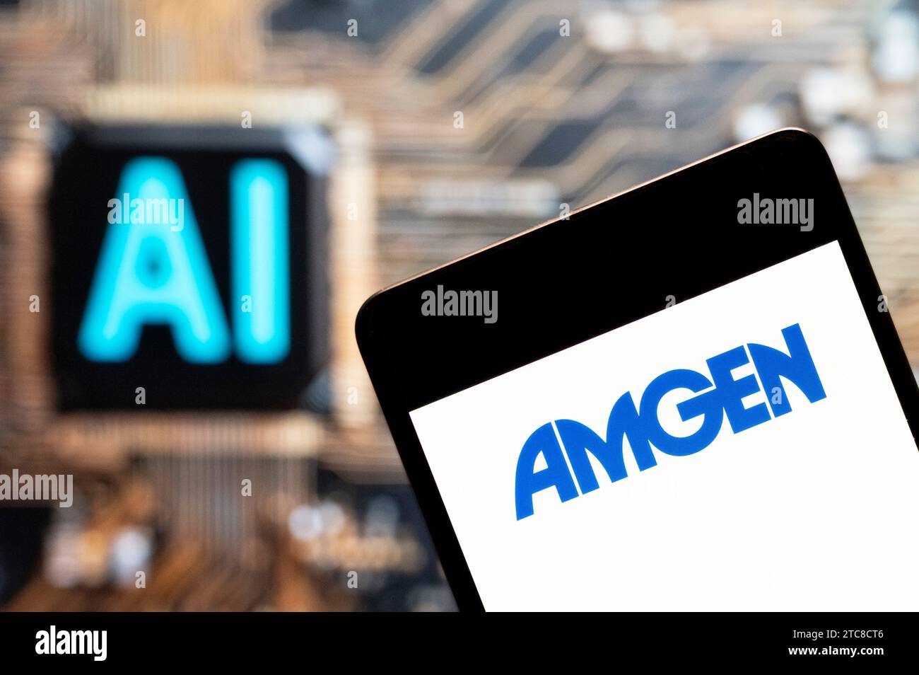 Sur cette photo, le logo de la multinationale biopharmaceutique américaine Amgen (NASDAQ : AMGN) est affiché sur un smartphone avec une puce d'intelligence artificielle (IA) et un symbole en arrière-plan. Banque D'Images