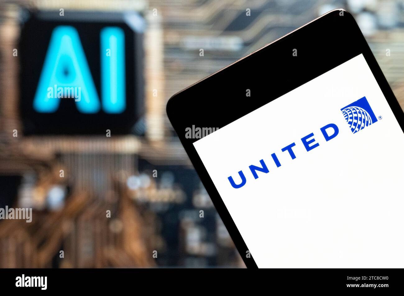 Dans cette illustration photo, le logo de la compagnie aérienne américaine United Airlines (NASDAQ : UAL) vu affiché sur un smartphone avec une puce d'intelligence artificielle (IA) et un symbole en arrière-plan. Banque D'Images