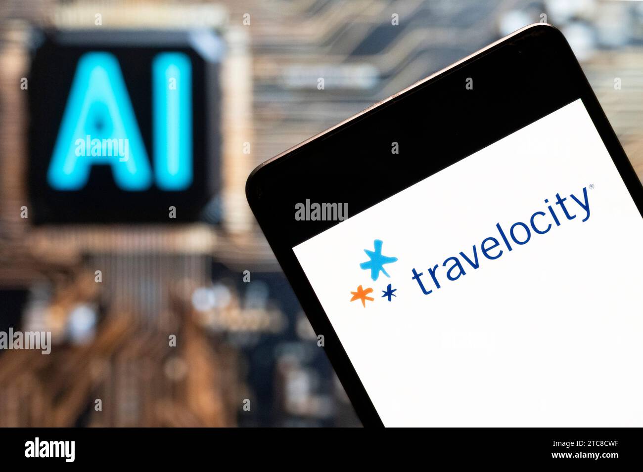Sur cette photo, l'agence de voyages américaine appartenant au groupe Expedia (NASDAQ : EXPE), Travelocity, logo vu affiché sur un smartphone avec une puce d'intelligence artificielle (IA) et un symbole en arrière-plan. Banque D'Images