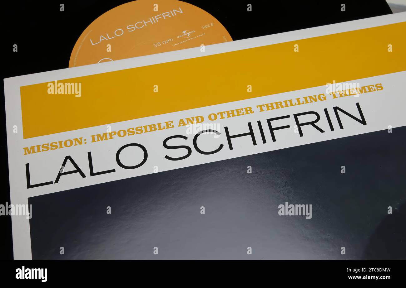 Viersen, Allemagne - mai 9. 2023 : gros plan de l'album vinyle de Lalo Schifrin avec collection de partitions de films célèbres Banque D'Images