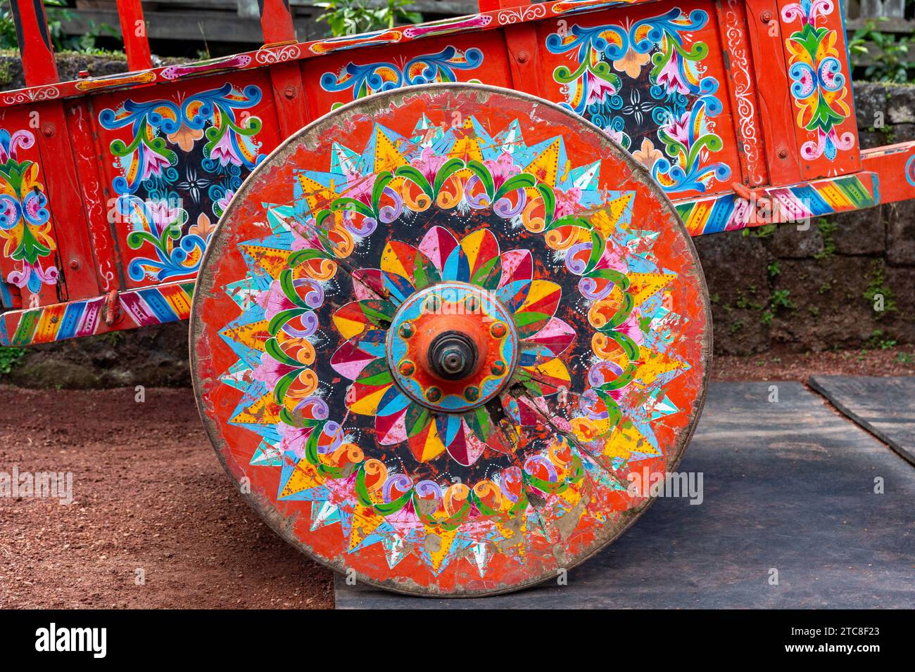 Roue en bois peinte en couleur sur une charrette à bœufs au Costa Rica. Les concepts peuvent inclure les voyages, la culture, le patrimoine, le transport, l'agriculture, autre. Banque D'Images