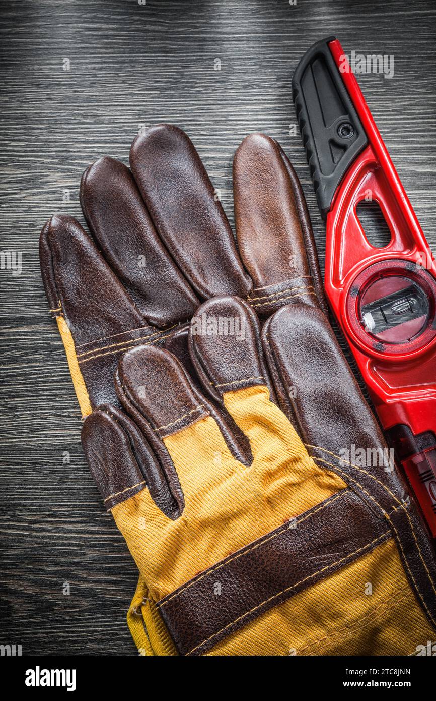 Ensemble de gants de sécurité de niveau de construction sur planche de bois Banque D'Images