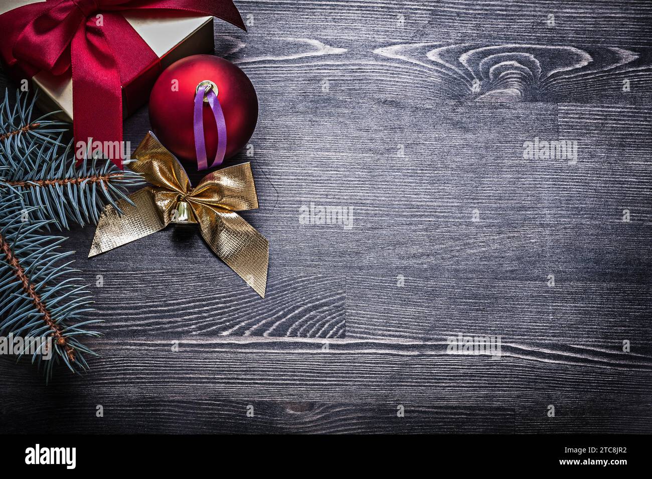 Coffret cadeau festif en forme de boule de sapin et de sapin Banque D'Images