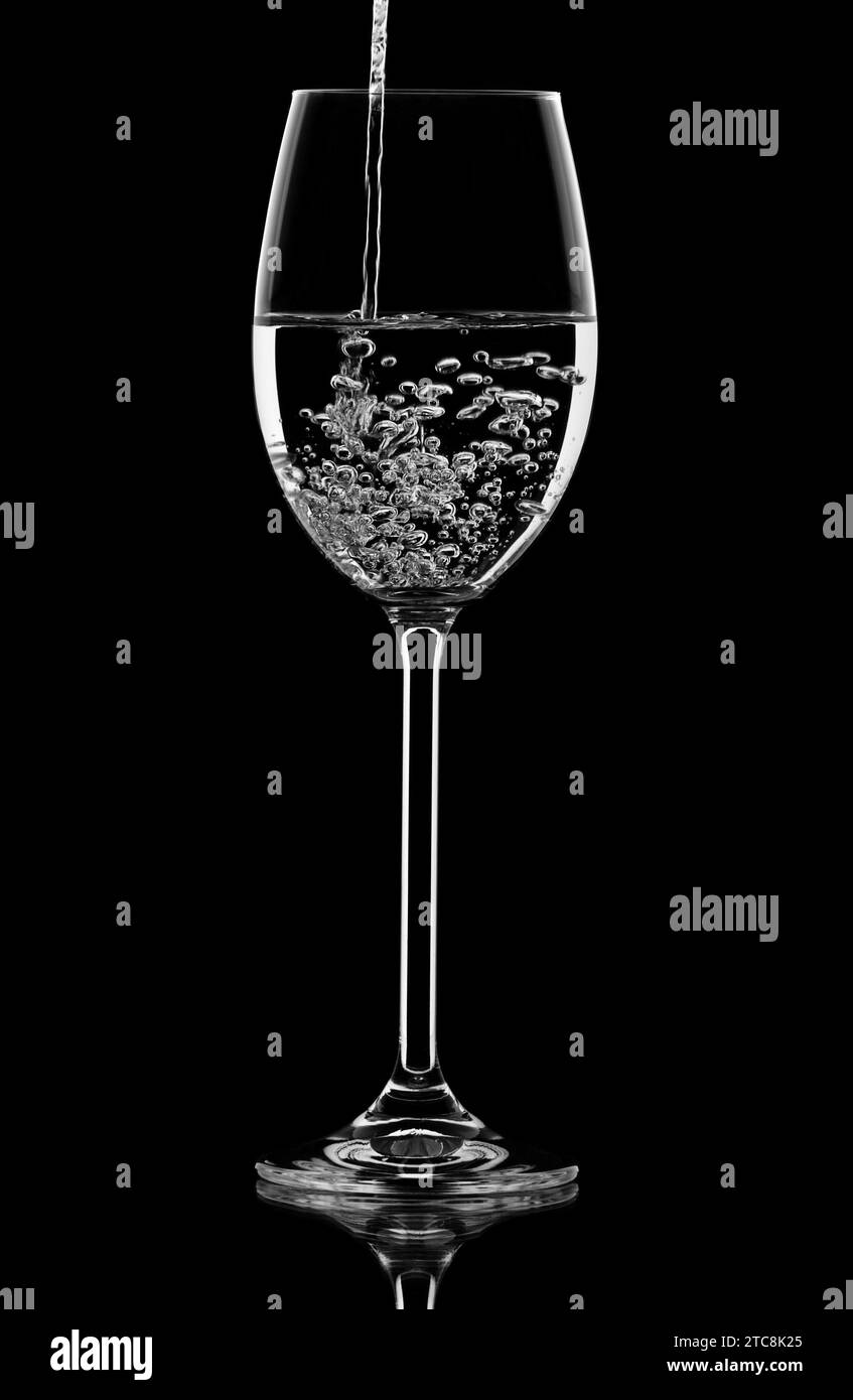 Verser de l'eau dans le verre à vin Banque D'Images