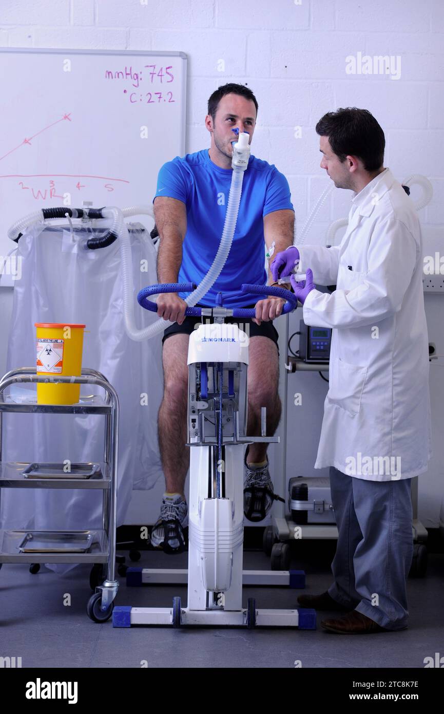 Sciences du sport et de l'exercice les doctorants surveillent la physiologie humaine à l'Université de Bath. Banque D'Images