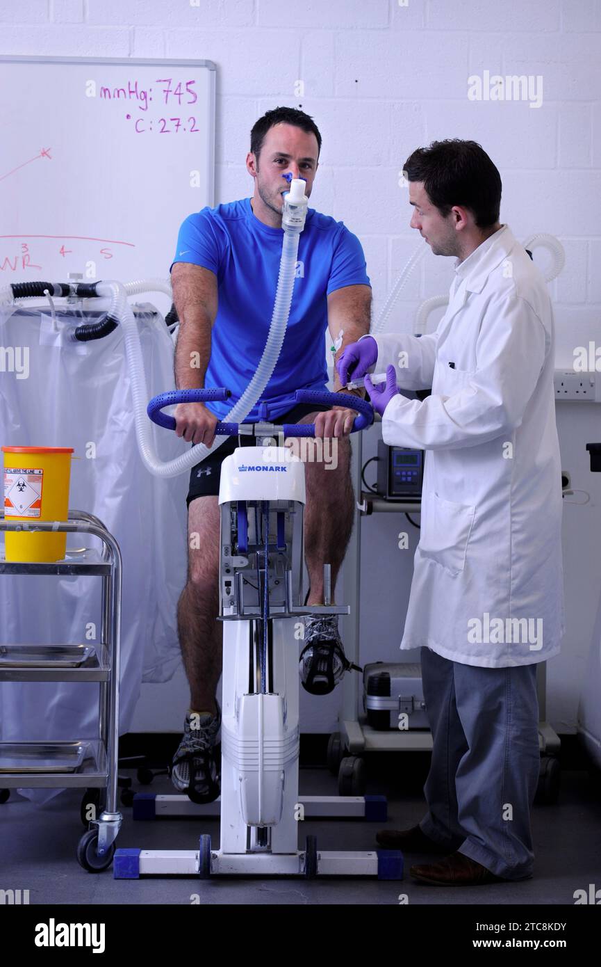 Sciences du sport et de l'exercice les doctorants surveillent la physiologie humaine à l'Université de Bath. Banque D'Images