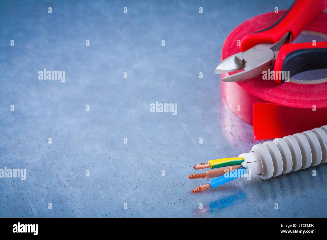 Pince coupante pour fils électriques ondulés et ruban isolant Banque D'Images