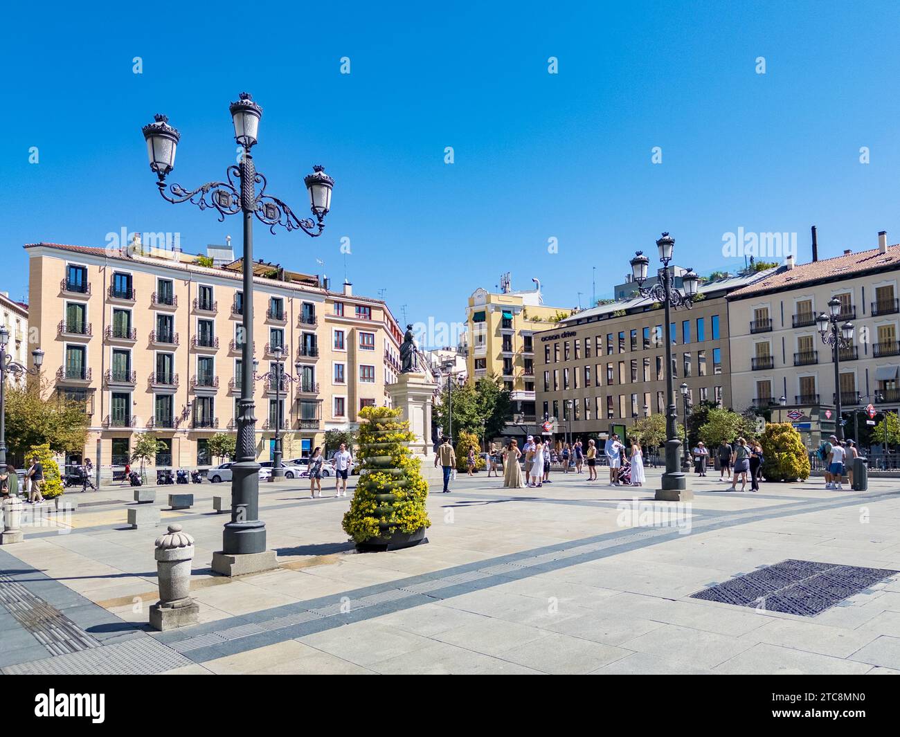 Madrid, Espagne - 28 août 2023 : anciens bâtiments historiques entourant la Plaza de Isabel II dans le centre-ville de Madrid près de l'Opéra de Madrid. Banque D'Images