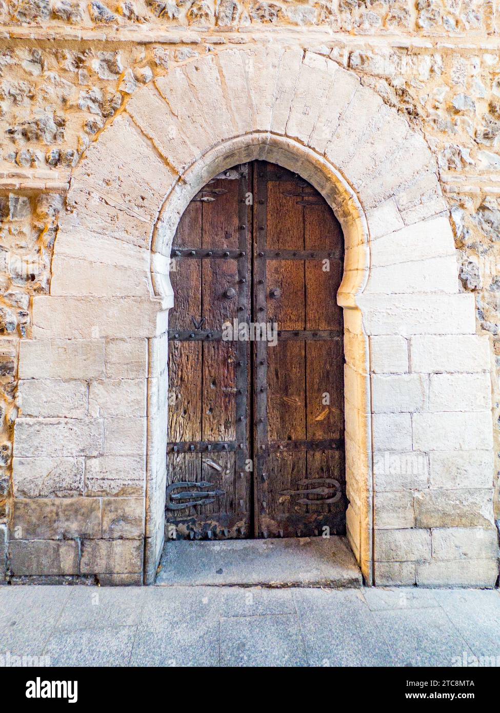 Vieux fer à cheval en bois ou porte cintrée mauresque dans l'Espagne historique Banque D'Images