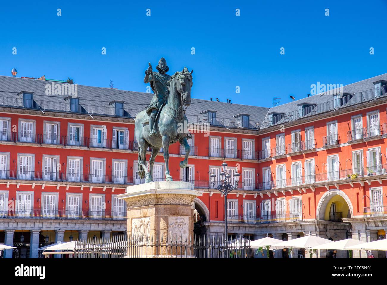 L'historique Plaza Mayor de Madrid est l'un des principaux lieux touristiques d'Espagne. La place servait de squar du marché Banque D'Images