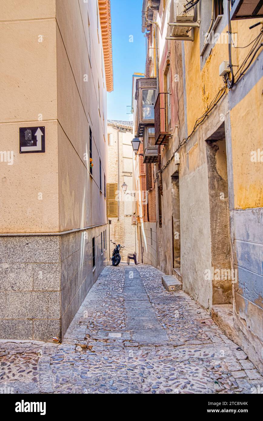 Moto garée dans une ancienne rue étroite de Tolède historique, Espagne Banque D'Images