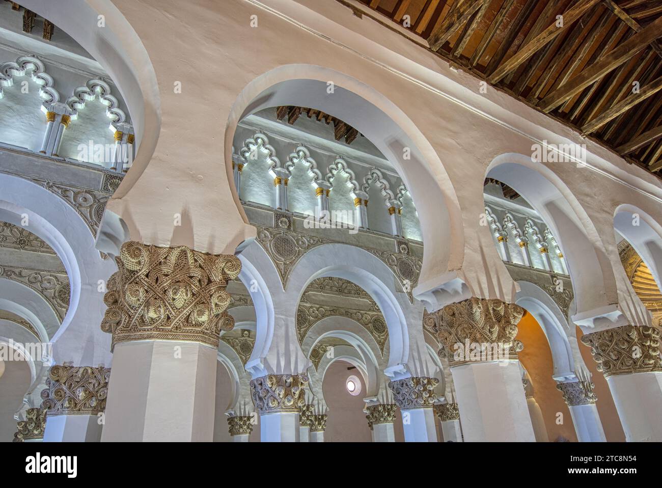 Belles vieilles arches mauresques ou en fer à cheval dans la synagogue de Santa María la Blanca. Le bâtiment est censé l'être Banque D'Images