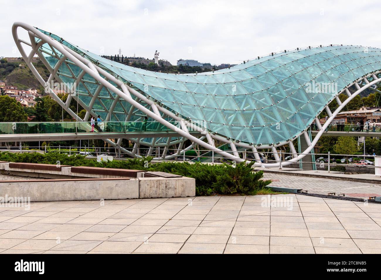 Tbilissi, Géorgie - 22 septembre 2023 : vue du toit en verre du Pont de la paix dans le parc Rike sur la rivière Kura dans la ville de Tbilissi le jour nuageux d'automne Banque D'Images