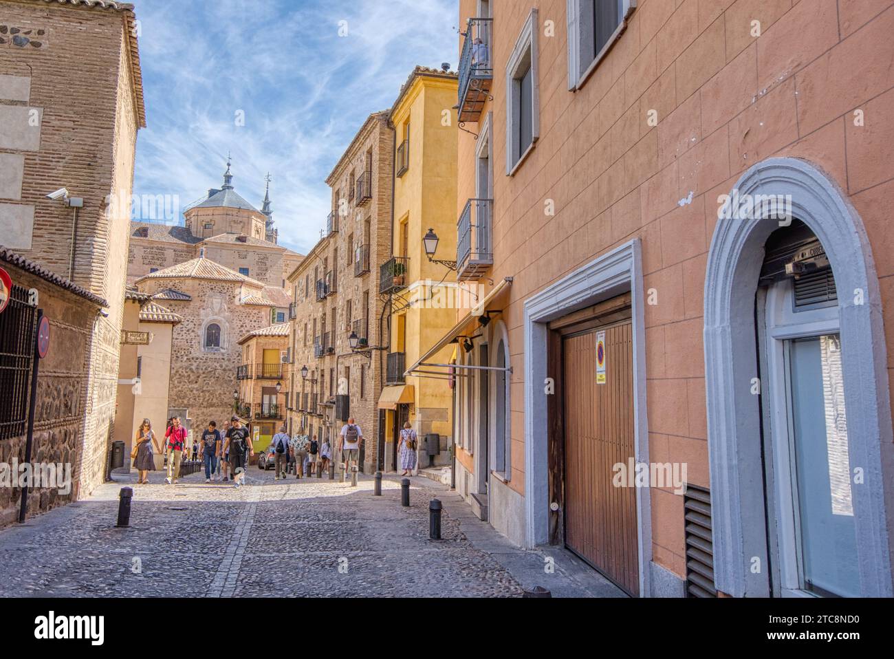 Tolède, Espagne - 29 août 2023 : les touristes marchent le long des vieilles rues étroites de la ville historique de Tolède, en Espagne, site classé au patrimoine mondial de l'UNESCO Banque D'Images