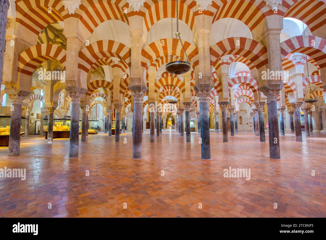 Intérieur de la cathédrale de la Mezquita, à l'origine la salle de prière de la Grande Mosquée de Cordoue Banque D'Images