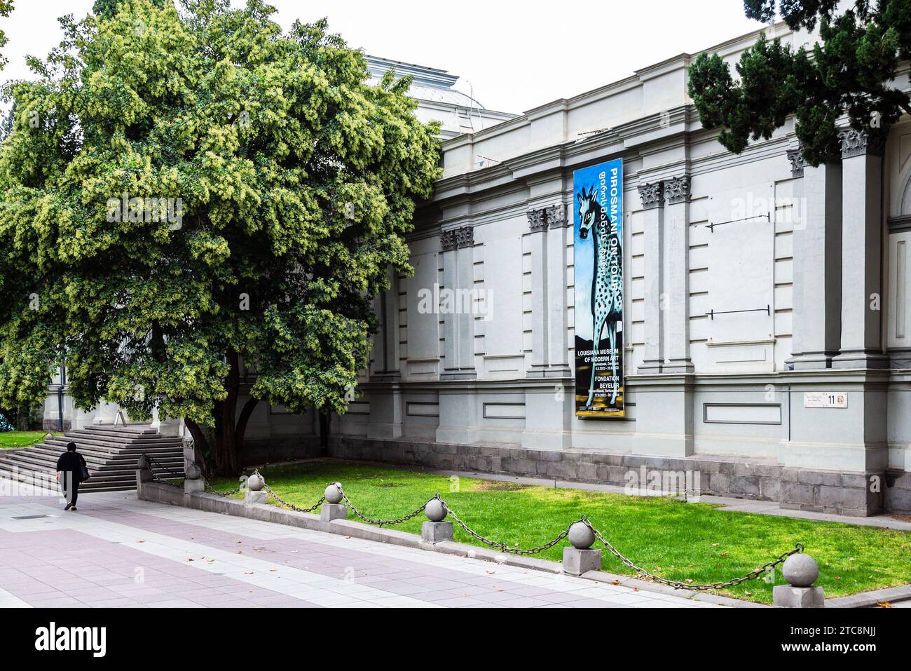 Tbilissi, Géorgie - 23 septembre 2023 : Construction de la Galerie nationale d'art sur l'avenue Shota Rustaveli dans la ville de Tbilissi le jour de l'automne Banque D'Images
