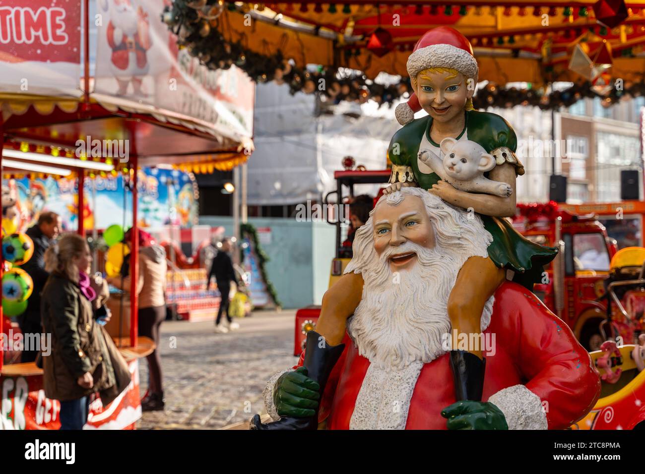 Southampton, Angleterre - 8 décembre 2023 : marché de Noël avec stands et décorations hivernales en décembre dans le centre-ville de Southampton, Angleterre *** Themenbild Weihnachtsmarkt mit Verkaufsständen und winterlicher Dekoration im Dezember in der Innenstadt von Southampton, Angleterre crédit : Imago/Alamy Live News Banque D'Images