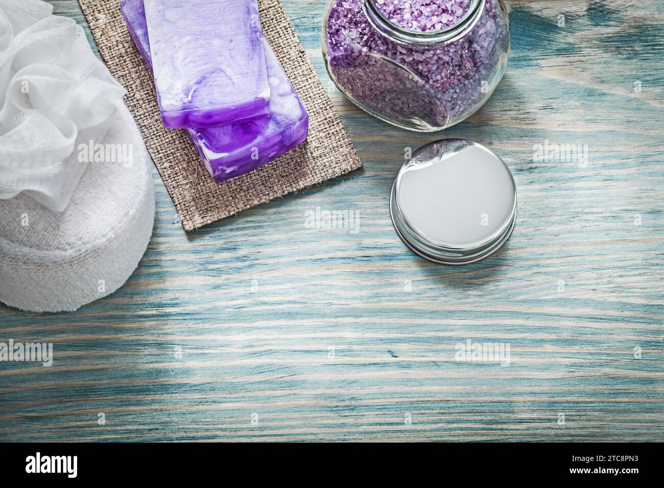 Savon de bain éponge de bain à la main couverture de pot de sel de mer sur le concept de soins de santé de planche en bois Banque D'Images