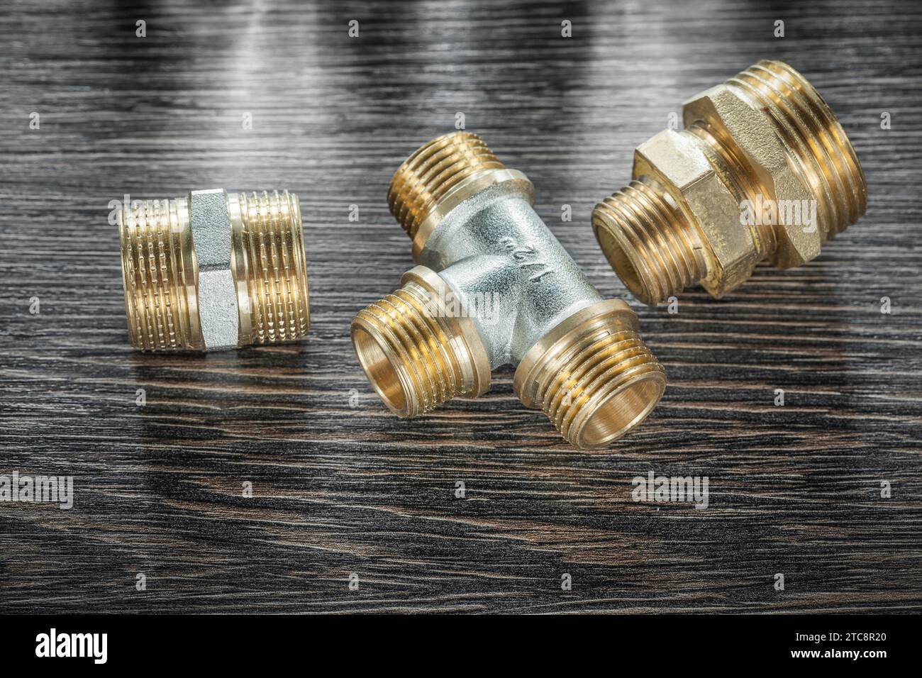 Plomberie brassware sur planche en bois vintage Banque D'Images