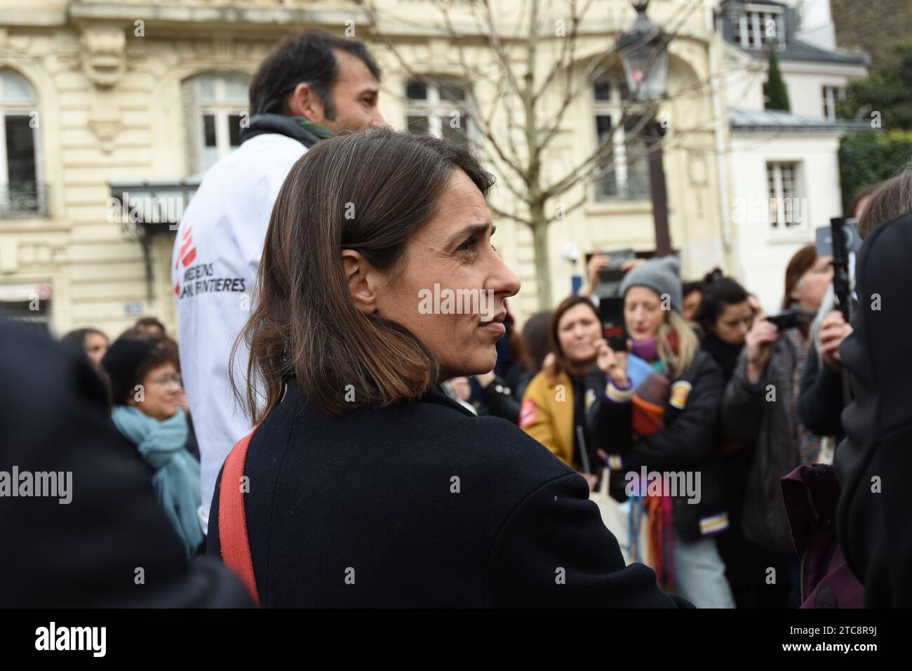 Rassemblement contre la loi Darmanin devant l'assemblée nationale ,des élus de la NUPES aussi que des syndicalistes CGT et solidaires présents Banque D'Images