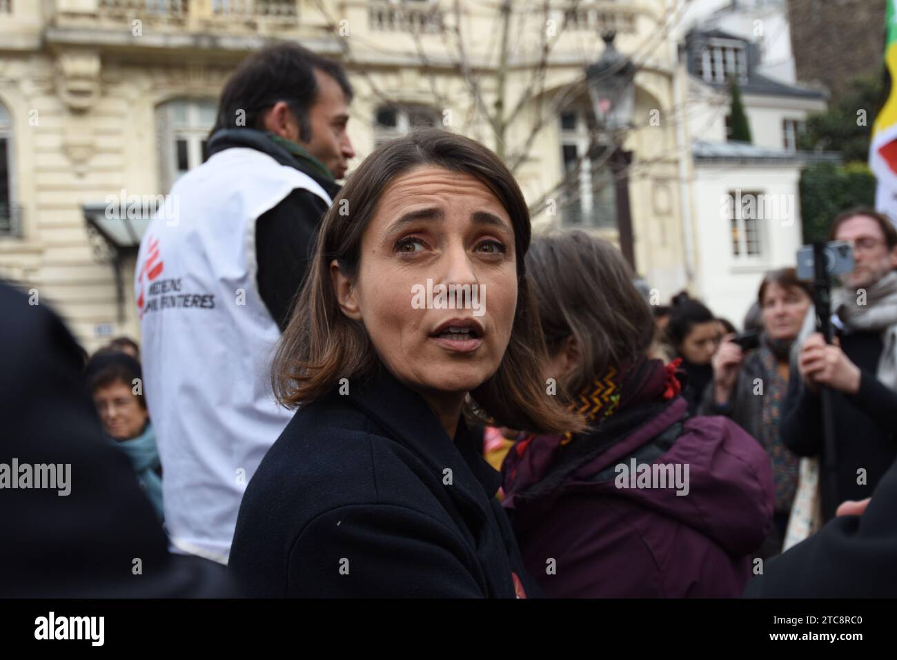 Rassemblement contre la loi Darmanin devant l'assemblée nationale ,des élus de la NUPES aussi que des syndicalistes CGT et solidaires présents Banque D'Images