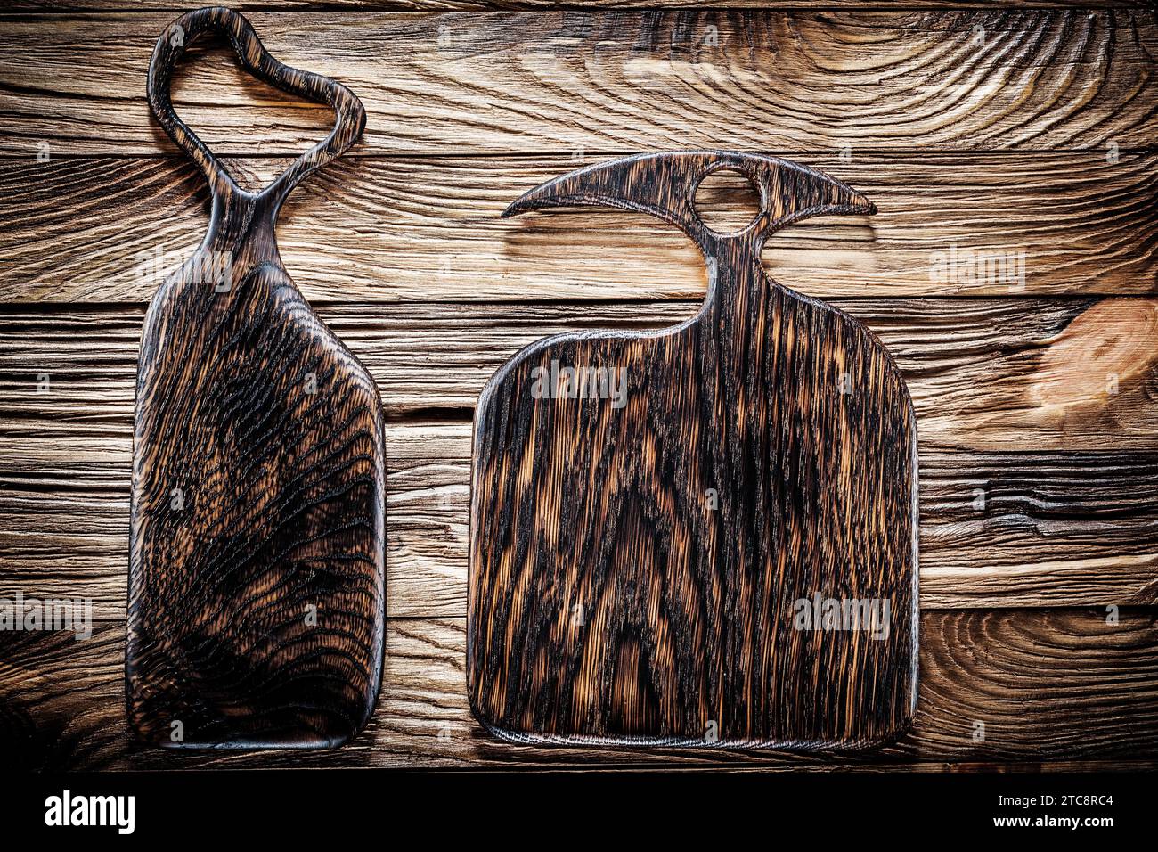 Deux planches à découper et à servir en bois sombre Banque D'Images